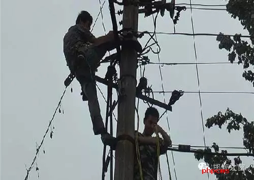 8月8日下午，邯臨路與高鐵橋交匯處北行200米燕莊村一名電工被困在電線桿上，急需救援。接到報警的邯鄲消防華澤路中隊立即趕赴現(xiàn)場，消防官兵到達現(xiàn)場后，經(jīng)了解得知，該男子是一名電工，在電線桿上作業(yè)時不慎被電擊傷，意識清醒，但其右腿和右臂無法用力，導(dǎo)致無法從電線桿上下來。消防官兵經(jīng)過半個小時的緊張營救，最終將被困男子成功救下，并由現(xiàn)場120醫(yī)務(wù)人員送往醫(yī)院進行救治。