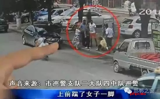 8月5日，市巡警支隊二大隊四中隊巡警在水廠路上巡邏時，突然一名神色慌張的男子攔下了警車，男子向巡警說他的愛人被打了。巡警立即查看情況，發(fā)現(xiàn)一名約30歲的女子手捂腹部倒在便道上，巡警立即撥打了110和120。經(jīng)了解得知，受傷女子于某某已懷有兩個月身孕，于某某的丈夫與男子有經(jīng)濟糾紛，當(dāng)天男子找于某某的丈夫要錢，結(jié)果起了爭執(zhí)。巡警從醫(yī)院了解到于某某不幸流產(chǎn)。