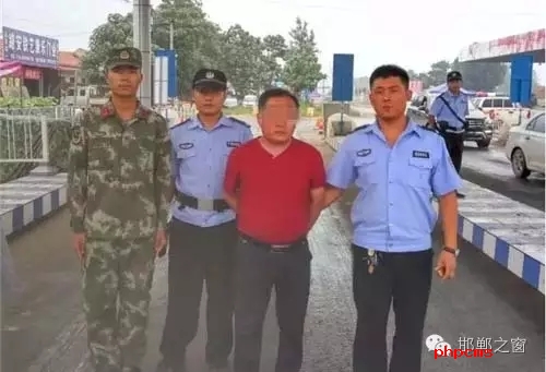 8月8日13時許，邯鄲大名李茂堤警務(wù)站民警，在一輛南樂開往龍王廟的公共汽車上，查獲一名無身份證男子。該男子自稱是龍王廟鎮(zhèn)人，在民警詢問下又改口稱是孫甘店鄉(xiāng)人，閃爍其詞、神色慌張。經(jīng)調(diào)查該男子叫朱某。于7月7日，在大名縣人民法院判決的一起民間借貸糾紛案中，犯罪嫌疑人朱某拒不履行法院判決。7月13日，大名縣公安局依法將該朱上網(wǎng)追逃。