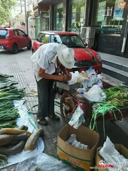 網友爆料：八十三歲，本該在家頤養(yǎng)天年，然而在光明大街水院路口卻有一位爺爺在酷暑烈日當下賣菜和葡萄，如果有住在附近的小伙伴們，如果你正好想買菜，買葡萄，不妨去看看。