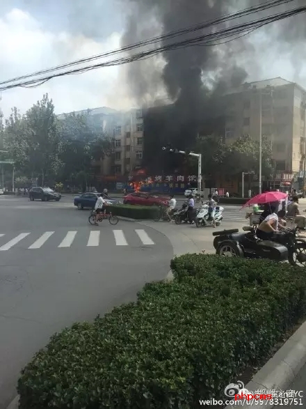 網友爆料：8月11日，邯鄲中華南大街和學院北路交叉口東南角，一飯店起火，消防官兵接警后緊急救援，目前起火原因不明。大家一定要注意用電用煤氣安全。
