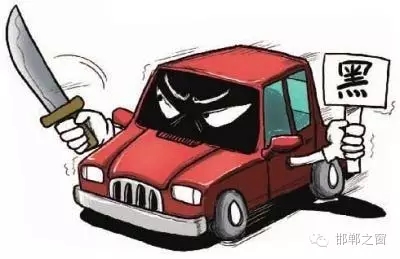 8月3日上午，公交分局接群眾報警稱，在汽車西站搭乘一輛白色奧拓(黑出租車)時，被該車司機持刀搶劫2600元。公交分局迅速組織警力現(xiàn)場勘查、走訪調查、調取天網監(jiān)控視頻、尋找嫌疑人蹤跡，經大量工作，于次日凌晨6時許，辦案民警在復興區(qū)大乘寺附近發(fā)現(xiàn)嫌疑人的活動蹤跡。經縝密布控，辦案民警在火車站一舉將犯罪嫌疑人張某某抓獲，犯罪嫌疑人張某某對持刀搶劫乘客的犯罪事實供認不諱。