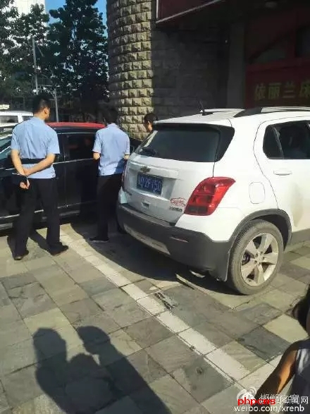 網友爆料：8月10日晚，邯鄲人民路西段，天晁小區(qū)附近，家具大世界門前，十幾輛小車玻璃被砸，車內有價值財物被洗劫一空，目前警方已介入調查。