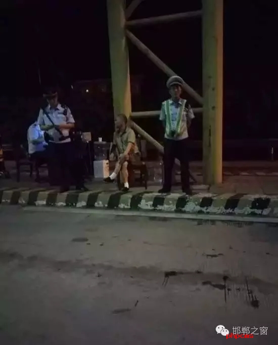 8月9日晚，磁縣交警大隊林坦中隊民警在執(zhí)行勤務中，對一輛小型普通客車進行例行檢查，該車司乘人員三人，其中兩名乘坐人員神情恍惚，非?？梢?，民警認真核對每名人員信息，經網上對比查詢，系統(tǒng)提示陳某某具有吸毒史。執(zhí)勤民警立即對該車進行全面徹查，并對該車三名司乘人員做了尿檢，檢驗結果兩名乘坐人員為陽性。最終，經過細致盤問，周某某、陳某某對其吸毒事情供認不諱。