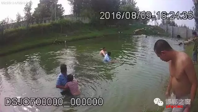 8月9日，邯鄲邱縣新馬頭鎮(zhèn)恒莊村南、駕校南側河道內有一男一女兩人落水，民警接警后迅速趕到現(xiàn)場將二人拖上岸。經了解得知，二人系夫妻，當日二人開車從家里出來到縣城辦事，路上因瑣事發(fā)生爭吵，車子開到駕校南側河邊時，男子氣憤的停下車，跳入河中聲稱要自殺，其妻見狀也跳進了河里，要一起去死。