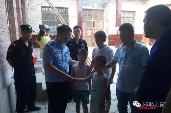 8月11日上午，邯鄲館陶縣公安局指揮中心接到報(bào)警，柴堡鎮(zhèn)劉村李某因欠柴堡鎮(zhèn)武張屯村李某某錢款，李某某將李某的兩個(gè)兒子（一個(gè)10歲，一個(gè)8歲）拘禁。民警迅速趕到現(xiàn)場(chǎng)，發(fā)現(xiàn)李某家街門被反鎖，民警登上盤(pán)梯與嫌疑人談話，穩(wěn)定其情緒，做其思想工作，當(dāng)日下午17時(shí)20分許，兩個(gè)小男孩被成功解救。