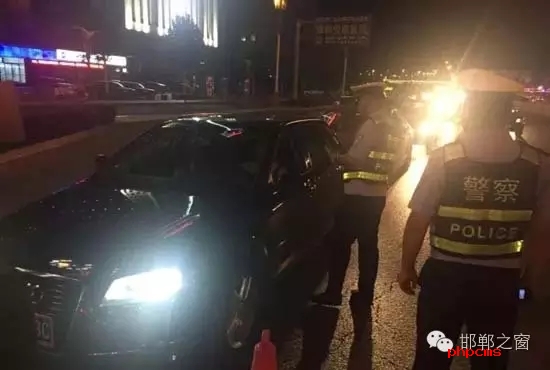為保證奧運(yùn)期間有一個(gè)良好的道路交通環(huán)境，針對(duì)疲勞駕駛、酒后駕駛等違法行為，邯鄲交警六大隊(duì)組織開(kāi)展集中整治酒駕、醉駕專項(xiàng)行動(dòng)。8月10日，交警六大隊(duì)出動(dòng)警力130余名，出動(dòng)警車15輛，設(shè)置執(zhí)勤卡點(diǎn)17處，從20時(shí)起至23時(shí)，在大隊(duì)轄區(qū)內(nèi)查獲了18個(gè)“酒鬼”以及涉牌涉證違法行為21起。當(dāng)晚，在中華大街水廠路口，有一輛車為了逃避檢查，還試圖倒車逃跑。
