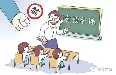 8月10日，記者接到家長(zhǎng)舉報(bào)，稱邯鄲市七色光水文小學(xué)未開(kāi)學(xué)，卻接到了學(xué)校補(bǔ)課通知。記者聯(lián)系了校方，該校負(fù)責(zé)人表示將立即停止補(bǔ)課，并將收取的費(fèi)用退還家長(zhǎng)。