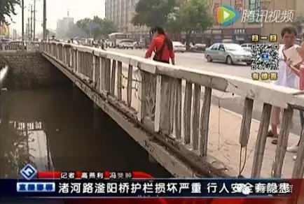 最近住在渚河路滏陽(yáng)橋附近的居民們反映，說(shuō)滏陽(yáng)橋護(hù)欄破損嚴(yán)重，每次從橋上通過(guò)時(shí)，都提心吊膽，附近居民為了安全，用繩子簡(jiǎn)單的進(jìn)行圍擋。