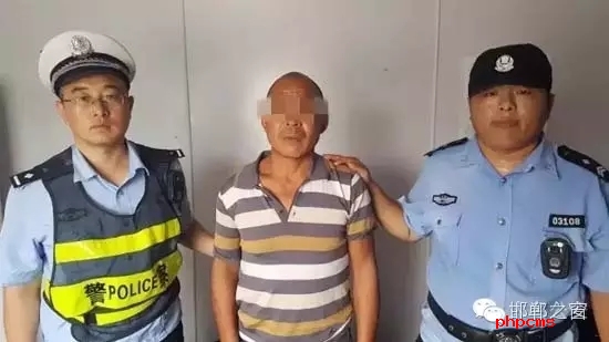8月12日9時(shí)許，邯鄲大名鋪上高速口檢查站執(zhí)勤民警在對(duì)一輛由魏縣開(kāi)往北京客車(chē)進(jìn)行安檢時(shí)，發(fā)現(xiàn)一名網(wǎng)上逃犯。經(jīng)核查，該男子為王某平，系涉嫌濫伐林木網(wǎng)上逃犯。該王于今年3月份在未有辦理《林木采伐許可證》的情況下，亂砍濫伐林木97棵。