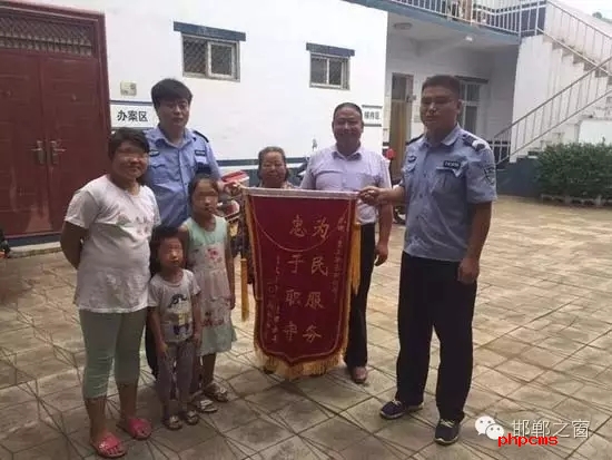8月份，雞澤縣局店上派出所在開(kāi)展入戶(hù)訪(fǎng)查工作中了解到，2011年，浮東三村村民孟某與外地女子唐某（云南省昭通市人）結(jié)婚，戶(hù)口沒(méi)有遷移，因是二婚，妻子唐某帶有的三個(gè)孩子也跟隨孟某生活，三個(gè)孩子均沒(méi)有戶(hù)口。不幸的是，其妻子唐某在2015年年底因車(chē)禍死亡，三個(gè)孩子無(wú)法取得醫(yī)學(xué)證明，就一直未能申報(bào)戶(hù)口。民警在獲悉此情況后，主動(dòng)上門(mén)對(duì)這3個(gè)無(wú)戶(hù)口孩子進(jìn)行入戶(hù)調(diào)查，經(jīng)過(guò)一周的緊張工作，雞澤縣局店上派出所會(huì)同縣局戶(hù)政股為這3個(gè)孩子解決了戶(hù)口問(wèn)題，最終將3個(gè)孩子的戶(hù)口頁(yè)交到孟某手中。