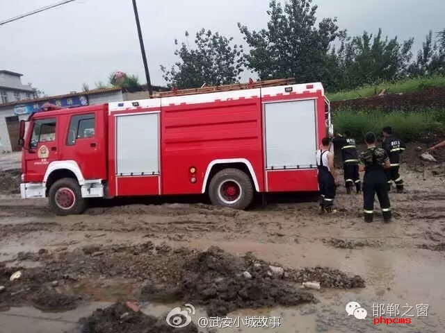 網(wǎng)友爆料：邯鄲武安永峰路康二城鎮(zhèn)南新莊路段，修路把以前路基挖了不修了，都倆個(gè)月了， 今天消防車(chē)急需救火陷如泥中出不來(lái)， 責(zé)任誰(shuí)來(lái)?yè)?dān)？ 
