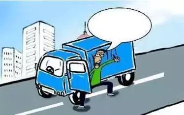 2月27日凌晨，邯鄲市一名男子套用其表哥A2駕駛證信息駕駛大貨車進(jìn)入市區(qū)，沒成想因?yàn)樽旖堑囊活w痣被交警看出破綻，不僅被公安機(jī)關(guān)依法行政拘留了15天，而且被罰款1500元。在事實(shí)面前，駕駛?cè)瞬坏貌怀姓J(rèn)自己無證，試圖用表哥的駕駛證蒙混過關(guān)。